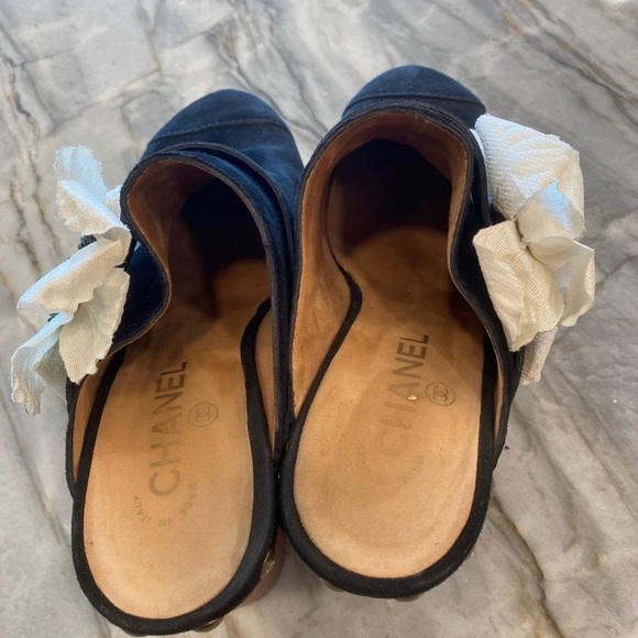 Chanel black suede clogs - size 40. What flower side detail gently worn - Picture 2 of 12